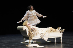 KRANKER Rosa Enskat Paul Basonga(C)Tommy Hetzel BURG