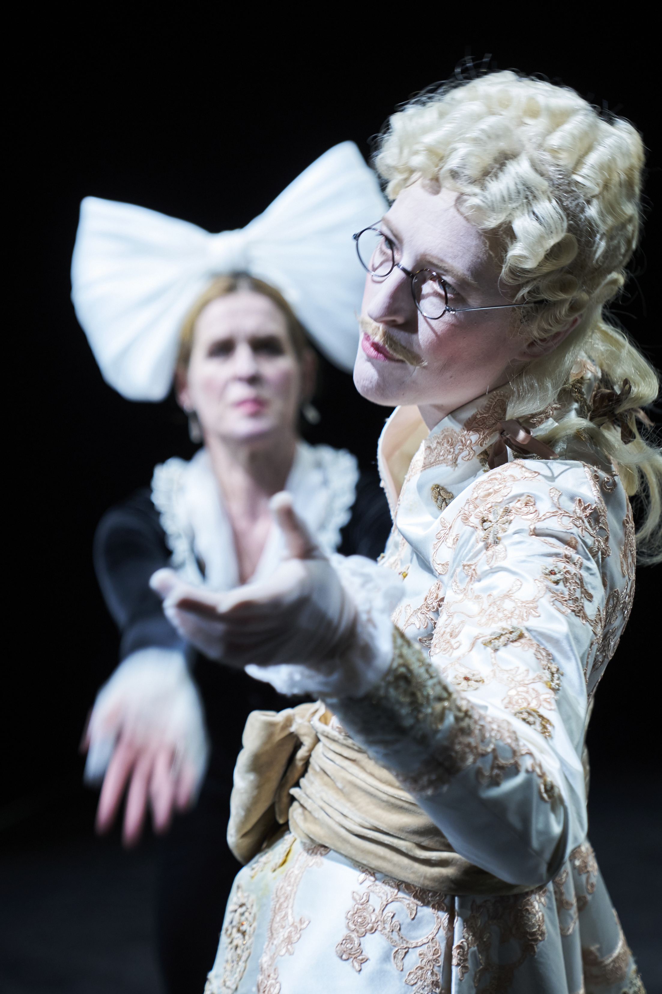 KRANKER Melanie Kretschmann Lola Klamroth(C)Tommy Hetzel BURG