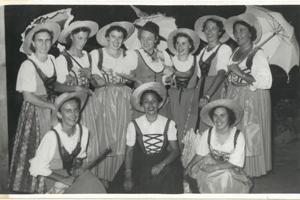 1952 Dervogelhaendler Martha Musial Und Chordamen(C)Unbekannt