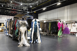 20251025 Kostuem Requisitenverkauf 006