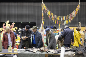 20251025 Kostuem Requisitenverkauf 024