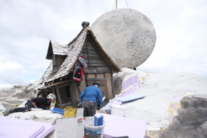 Bühne, Montage Mond